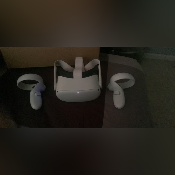 Oculus Quest 2 - 256g barely used and in good condition (willing to bargain - Picture 3 of 3